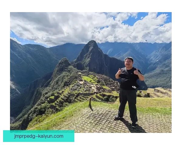 秘鲁队主帅风格逐渐显现，战术调整值得关注与分析。